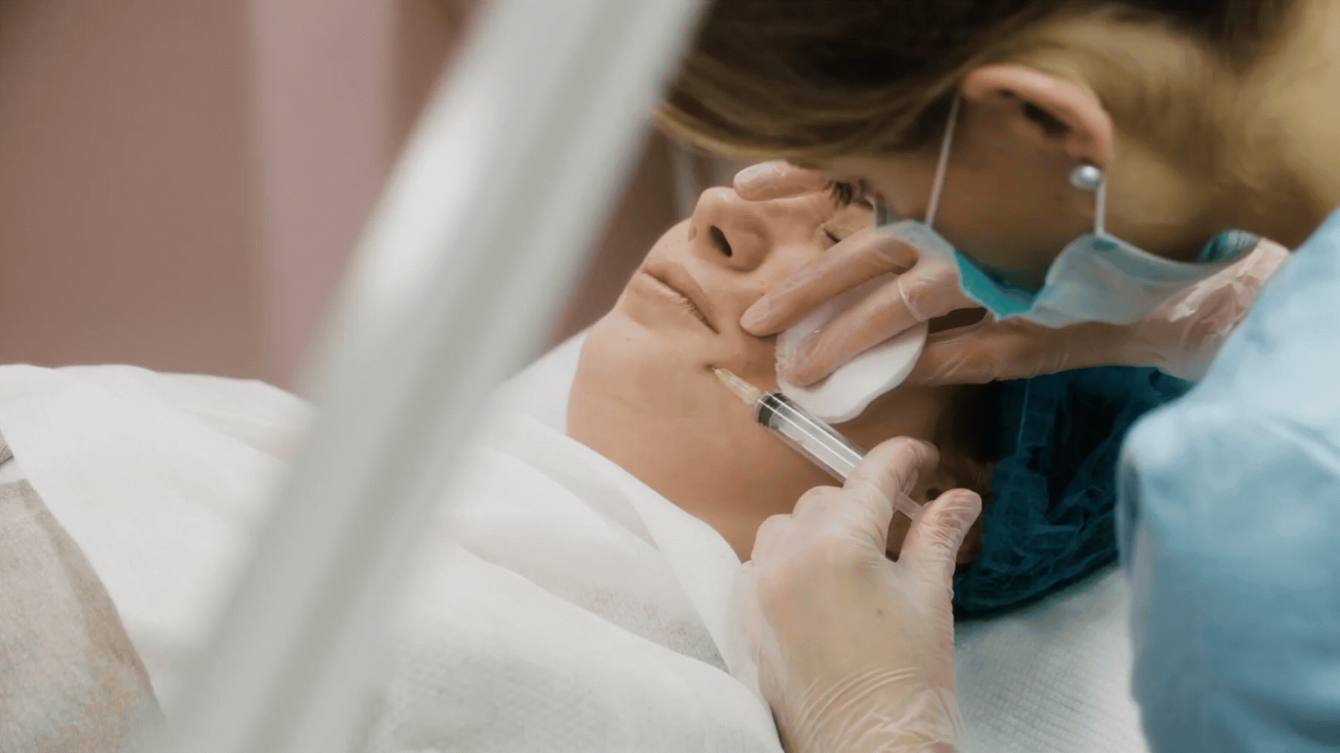 Sessione pratica di medicina estetica durante una masterclass AIMS