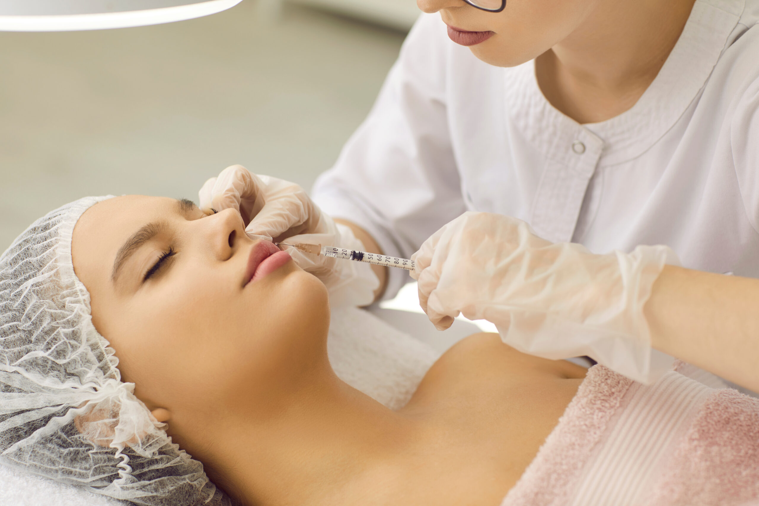 Trattamento filler full face durante una sessione clinica AIMS